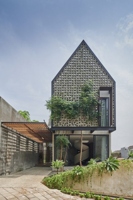Breeze Blocks House / Tamara Wibowo Architects