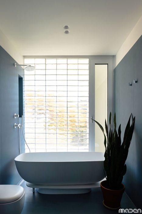 Maden-group-the-red-goat-villa-project-interior-bathroom-glass-tile-