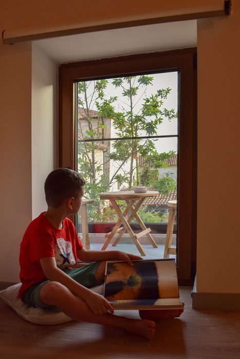 sea-apartment- Erazmia ---Gjikopulli-interior-pikark-window-child